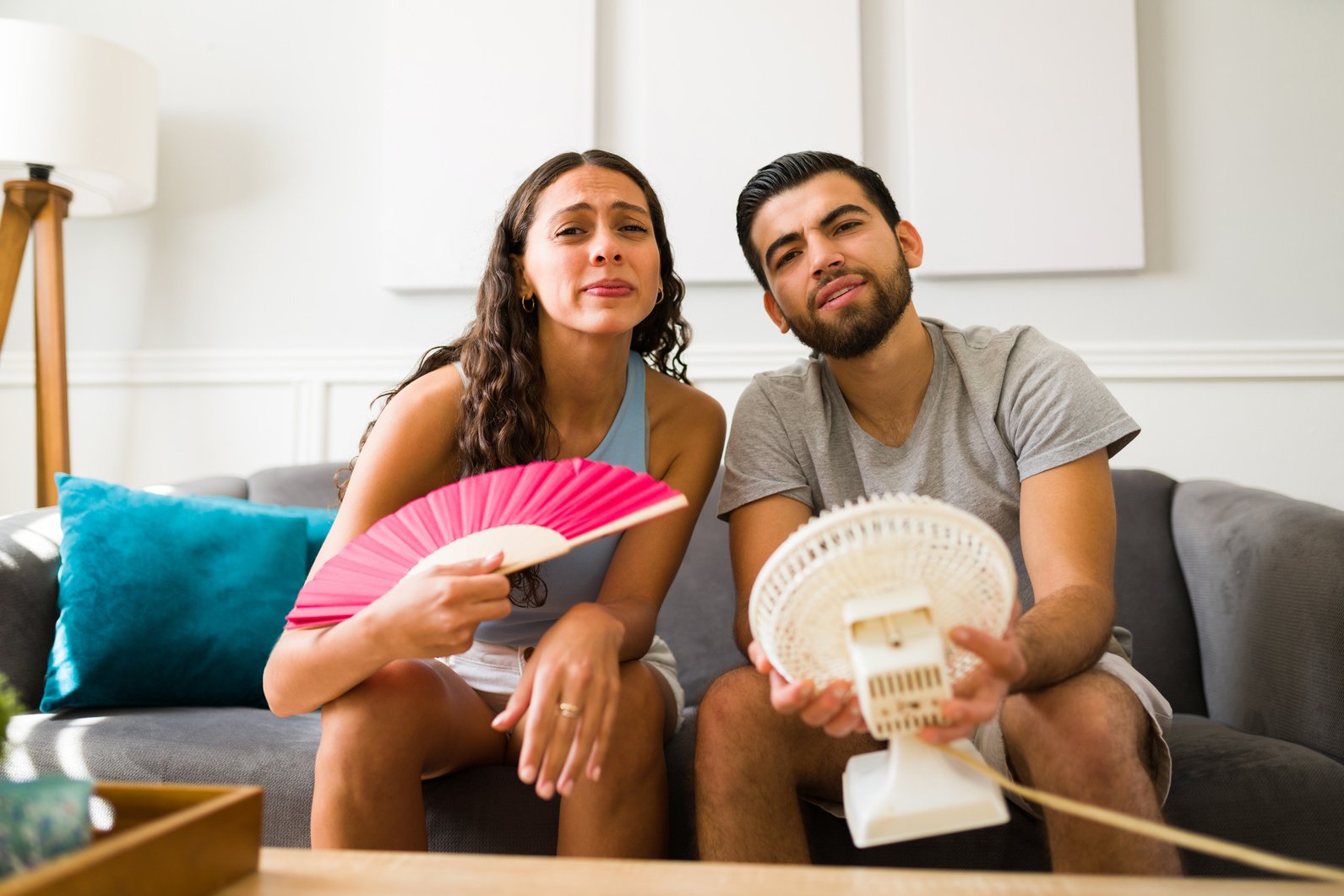 Couple without air conditioning